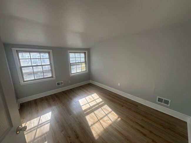 Building Photo - 32_513