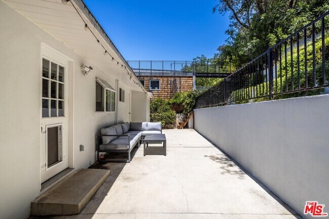 Building Photo - 8876 Wonderland Ave