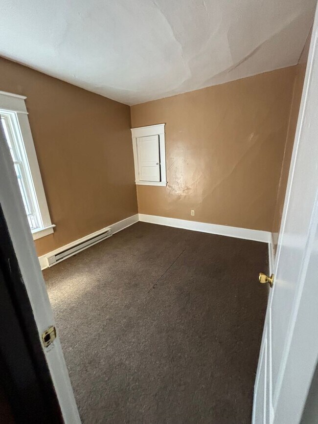 Building Photo - 1108 E Lake Rd