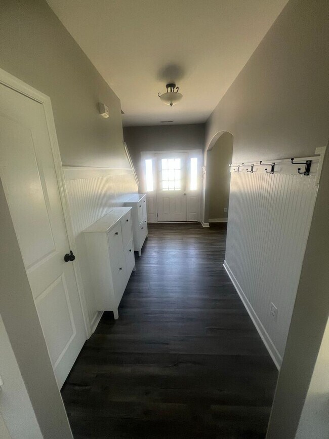 Building Photo - 303 Breezeway Dr