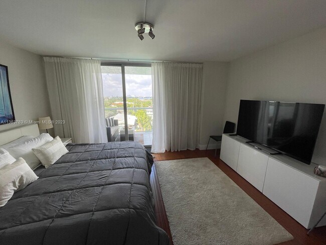 Building Photo - 10000 W Bay Harbor Dr