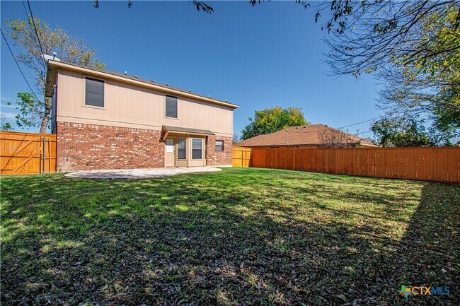 Building Photo - 2104 Corona Dr