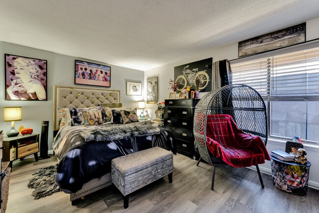 Building Photo - 411 Nottinghill Park