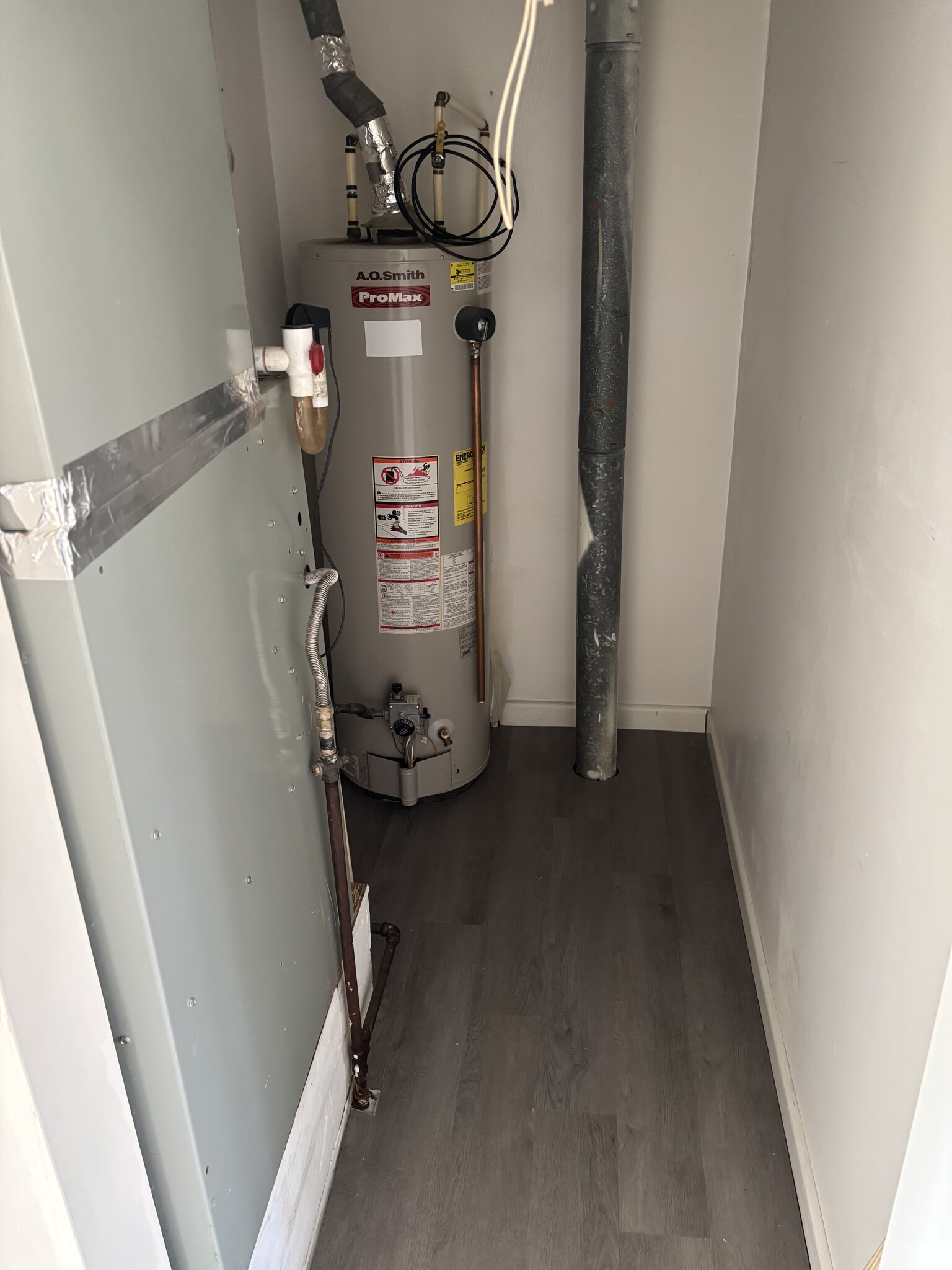 Utility Closet (Living Room) - 2527 Hydraulic Rd
