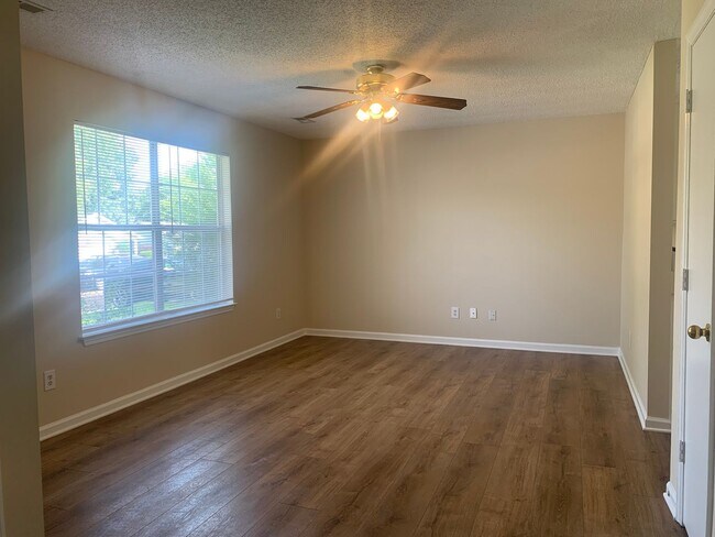 Building Photo - Move-in Ready!