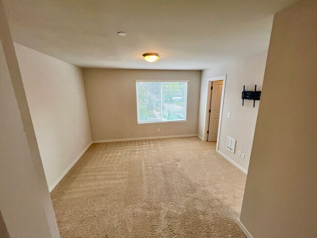 Building Photo - Exceptional 4 Bed 3 Bath Townhome on corner lot. One months rent free!!