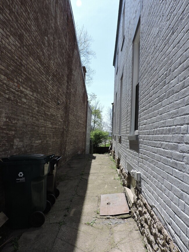 Building Photo - Beautiful 4 bed/1.5 bath Rental Mins. from...