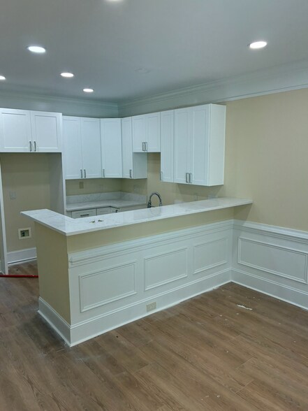 Building Photo - Room in Townhome on Windermere Dr