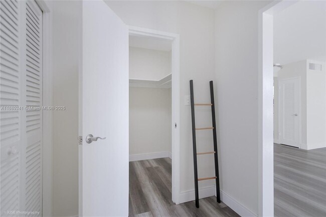 Building Photo - 1000 West Ave