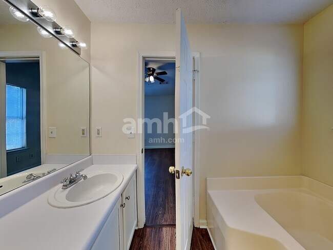 Building Photo - 271 Village Dr