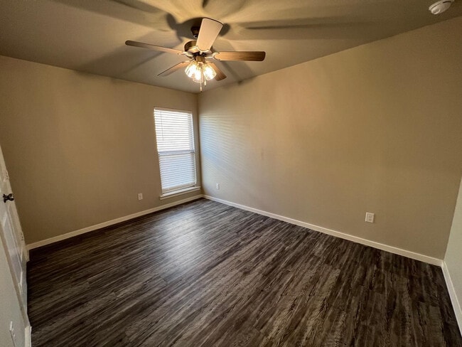 Building Photo - 2018 Kenwood Ave