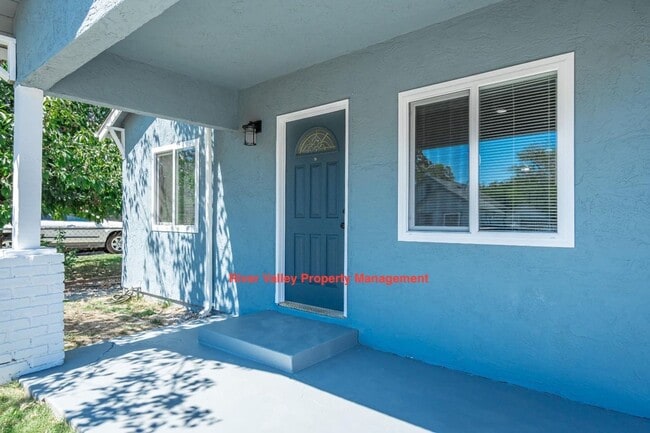 Building Photo - Move in Special, Adorable remodeled Cottage, 3+2, CHA, Garage, fenced yard, close to Christian Br...