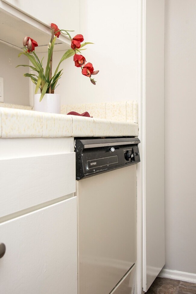 Building Photo - Cedar Deluxe