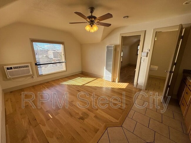 Building Photo - 902 W 11th St