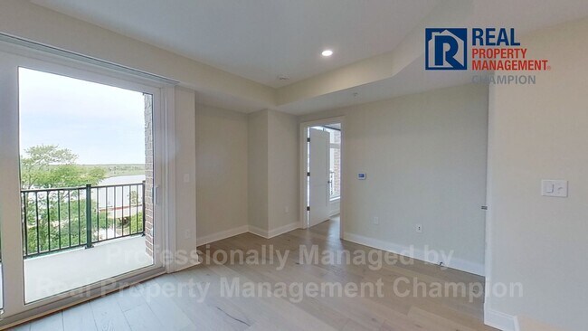 Building Photo - Luxury Condo with Water Views in Heart of Wilmington
