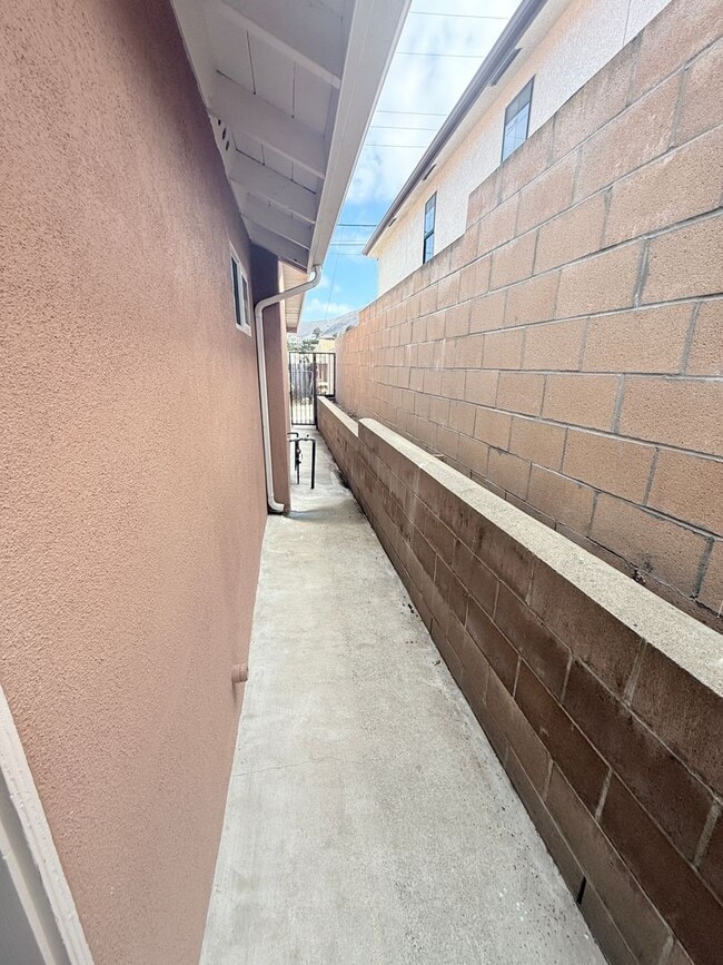 Building Photo - 1-Bedroom Unit with Parking & Appliances –...