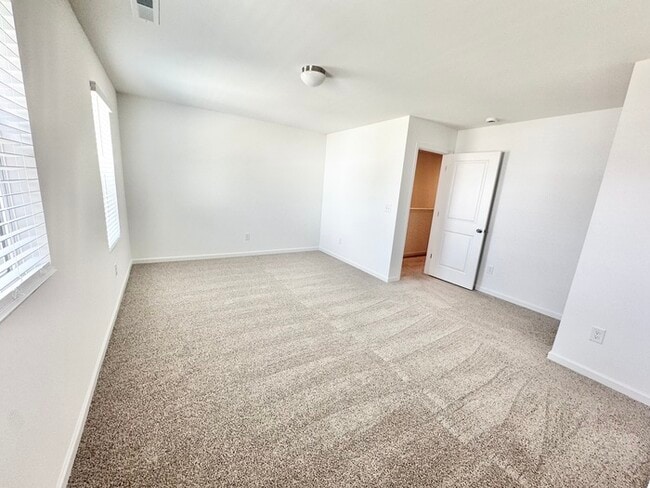 Building Photo - Three bedroom 2 1/2 bath townhome availabl...