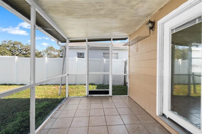 Building Photo - 1424 Vinetree Dr