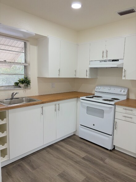 Building Photo - 1334 Lake Bonny Dr W