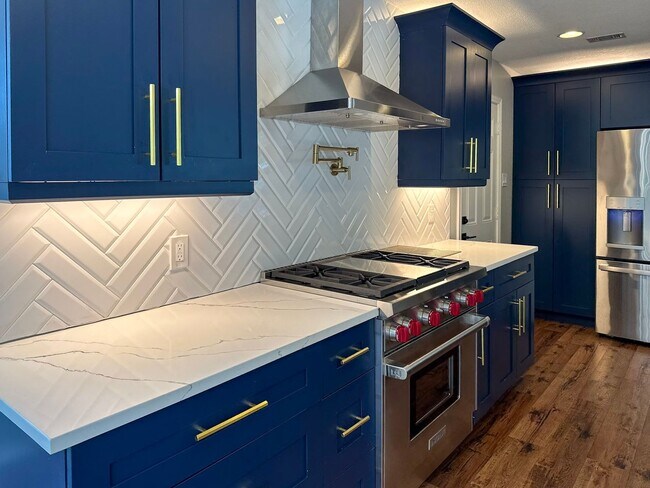 Building Photo - 3 Bed / 2 Bath / 2 Car Gargae / Pool