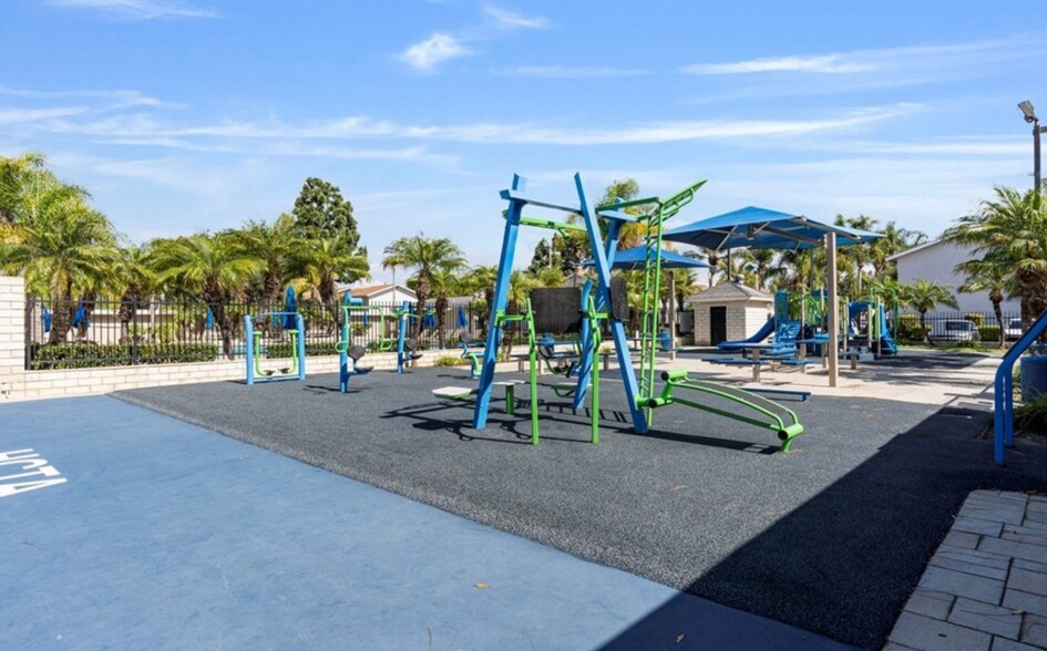 Outdoor activities area - 9856 Continental Dr