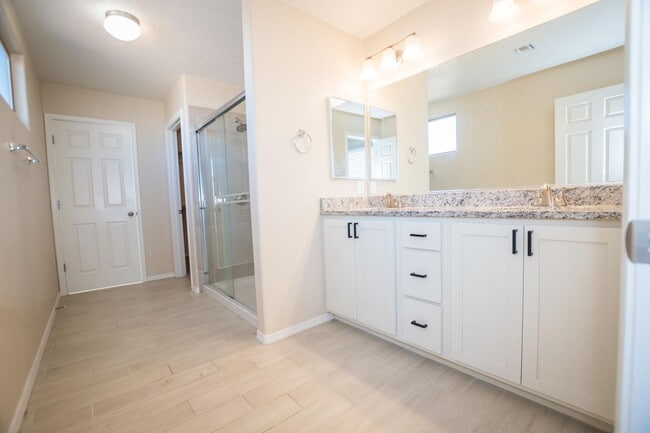 Building Photo - Stunning 2-Story Home in the Holiday Community!