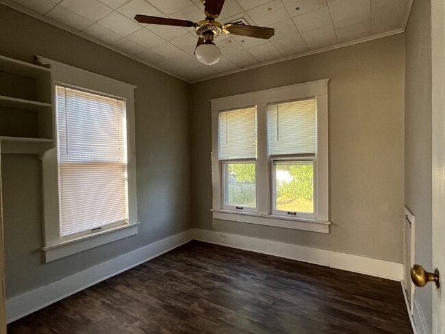 Building Photo - 2 Bedroom for Lease