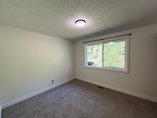 Building Photo - Beautiful 2 Bed, 1 Bath Duplex in SW Portland! Enjoy Private Yard, Spacious Floorplan in a Great ...