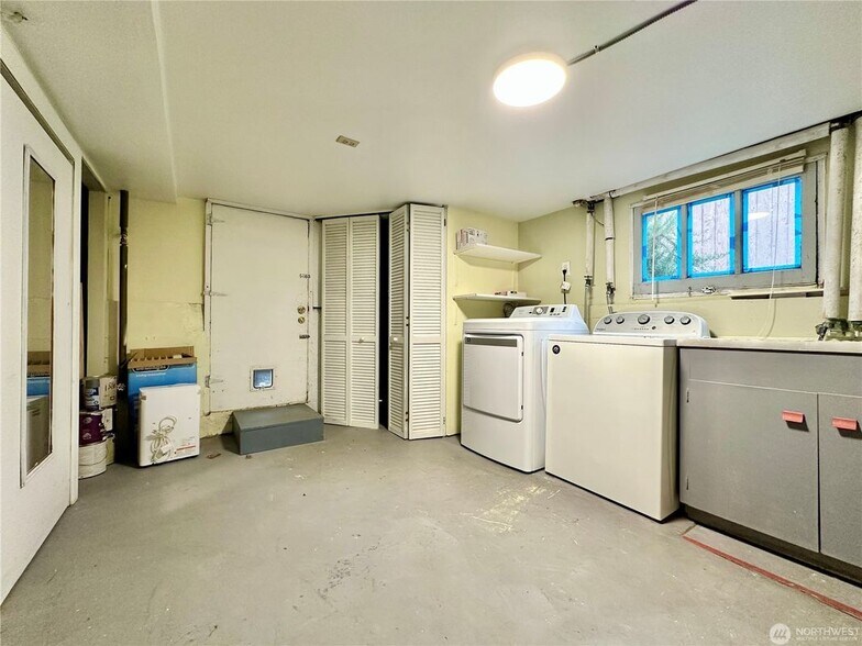 Building Photo - 112 Wells Ave S