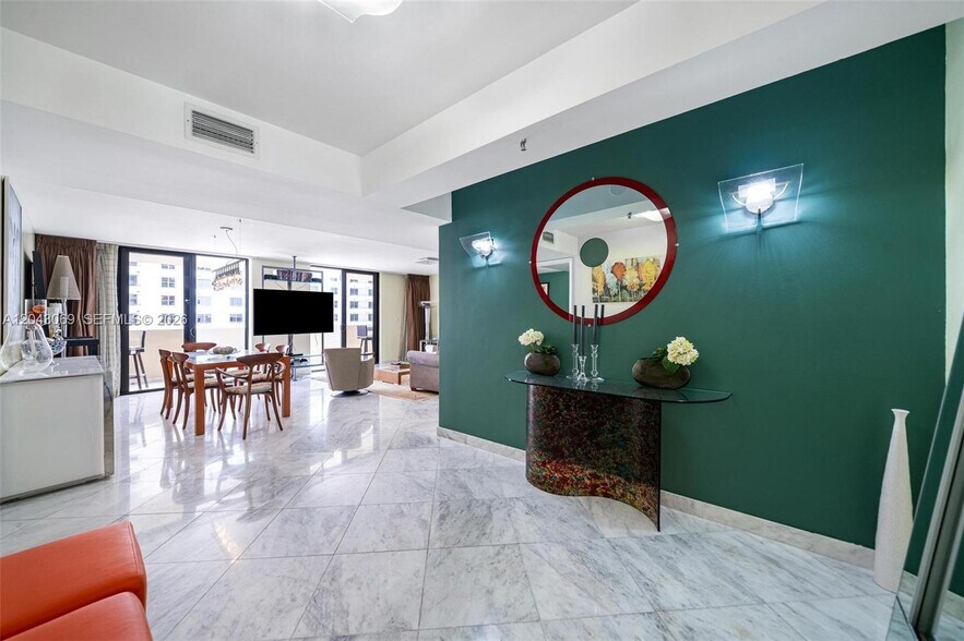 Building Photo - 1623 Collins Ave