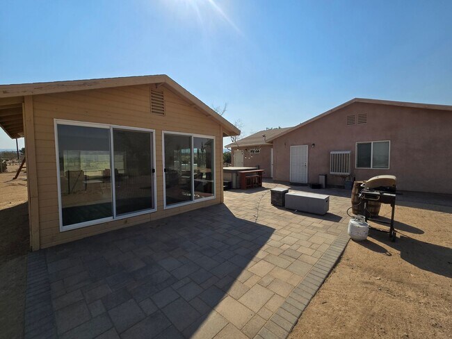 Building Photo - Fully Furnished, Secluded & Private