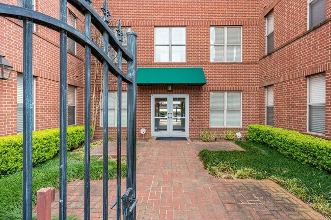 Primary Photo - Fully Furnished Gorgeous Downtown 2 Bedroom Condominium - Full Furnished