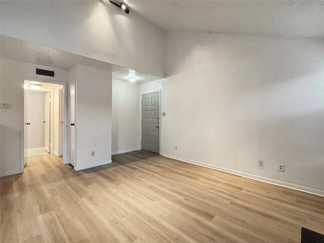 Building Photo - 2021 Spenwick Dr