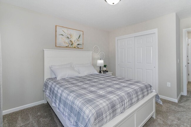 Building Photo - 8 W Persimmon Dr