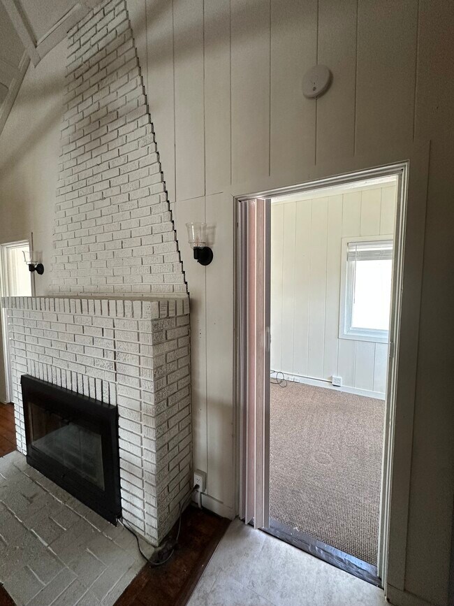 Building Photo - 852 Beach Rd