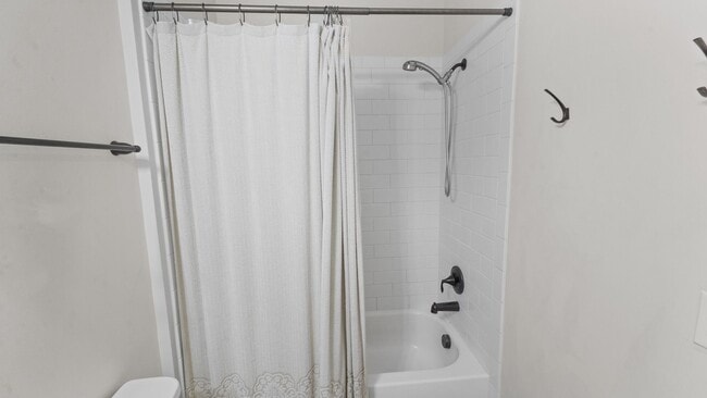 Building Photo - Spacious 6-Bedroom Waterfront Home in Richmond Hill, GA