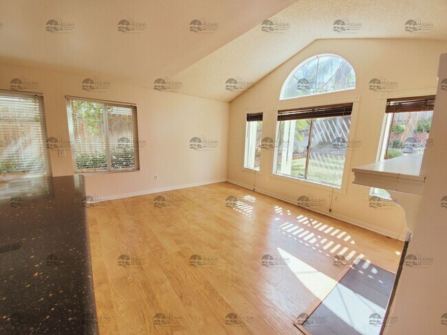 Building Photo - 3 Bedroom, 2.5 Bathroom in Rancho Del Oro!