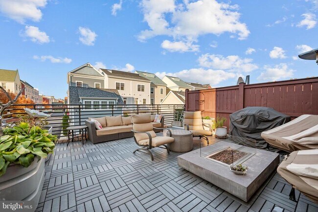 Building Photo - 710 E Howell Ave