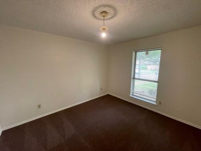 Building Photo - Dallas Duplex for Lease!!