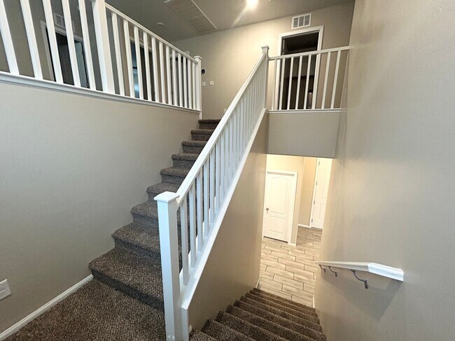 Building Photo - 3/BD 2.5/BA Bright & Stylish Mountain’s Ed...
