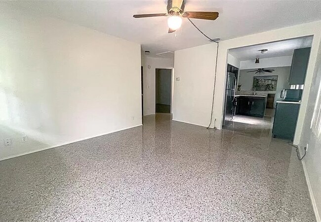 Building Photo - 5125 Tangerine Ave S