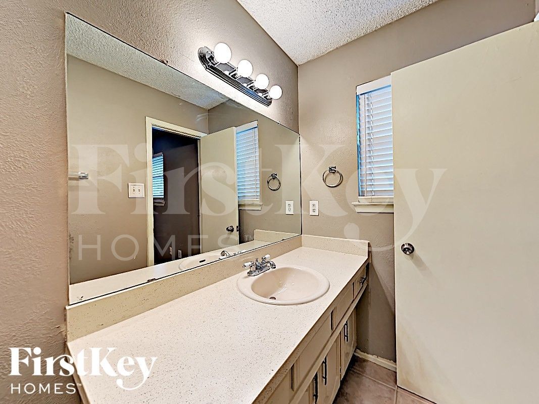 Building Photo - 3000 Laurel Ln