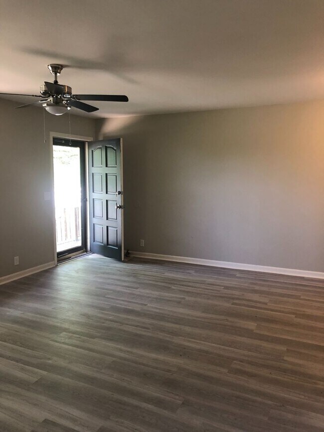 Building Photo - 3 Bed/ 2 Bath Duplex in Madison