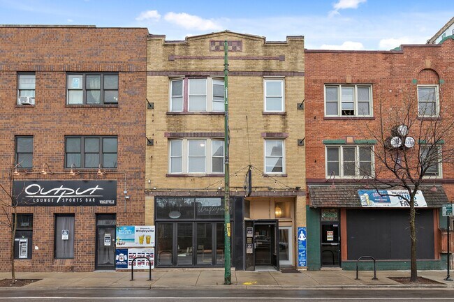Primary Photo - 3722 N Clark St