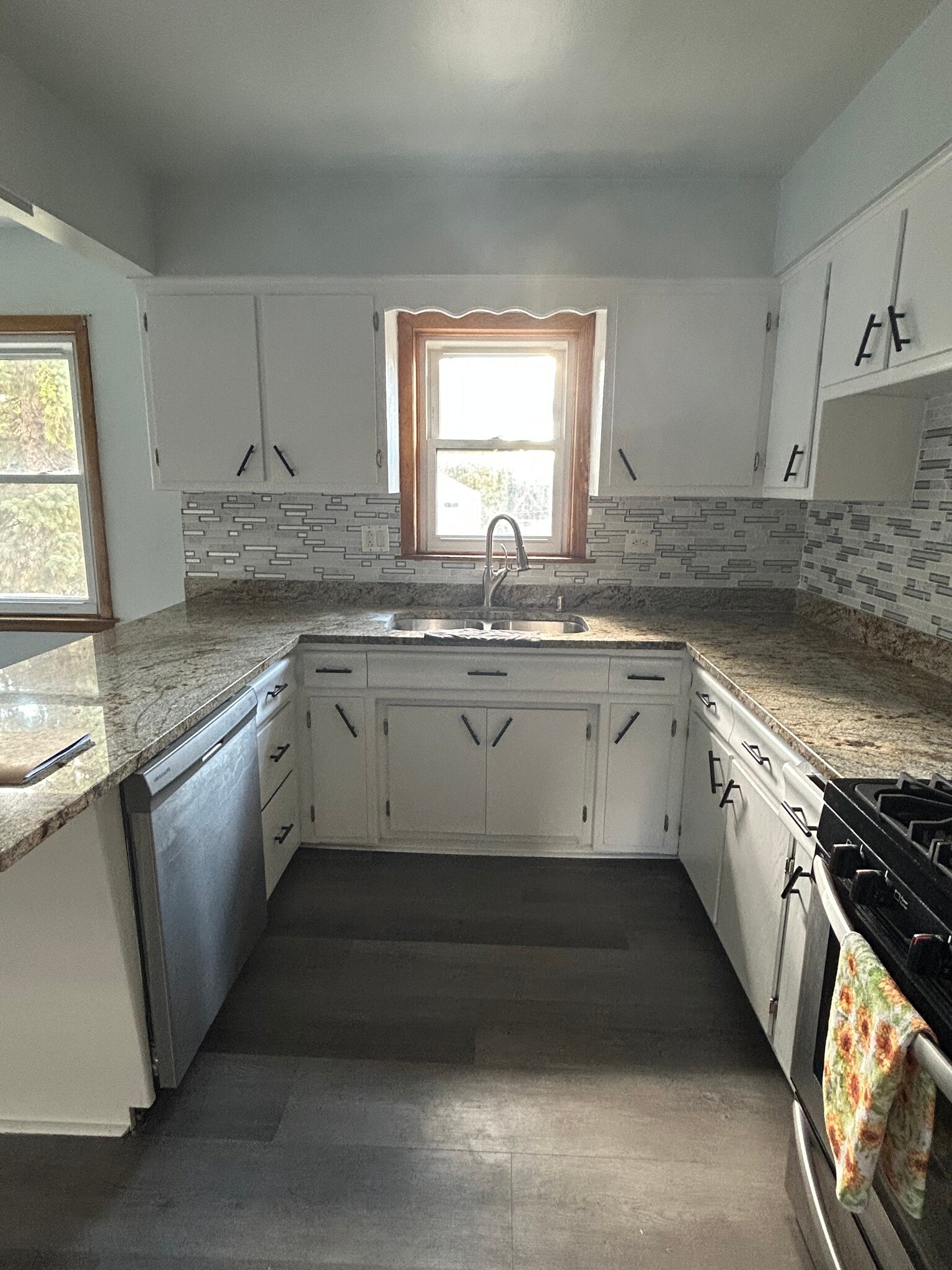 Dishwasher included - 5714 N Lowell Ave
