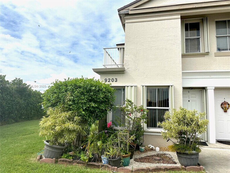 Building Photo - 9203 Fontainebleau Blvd