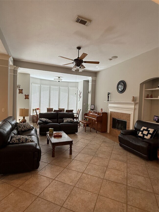 Building Photo - 814 Spring Mist Ct