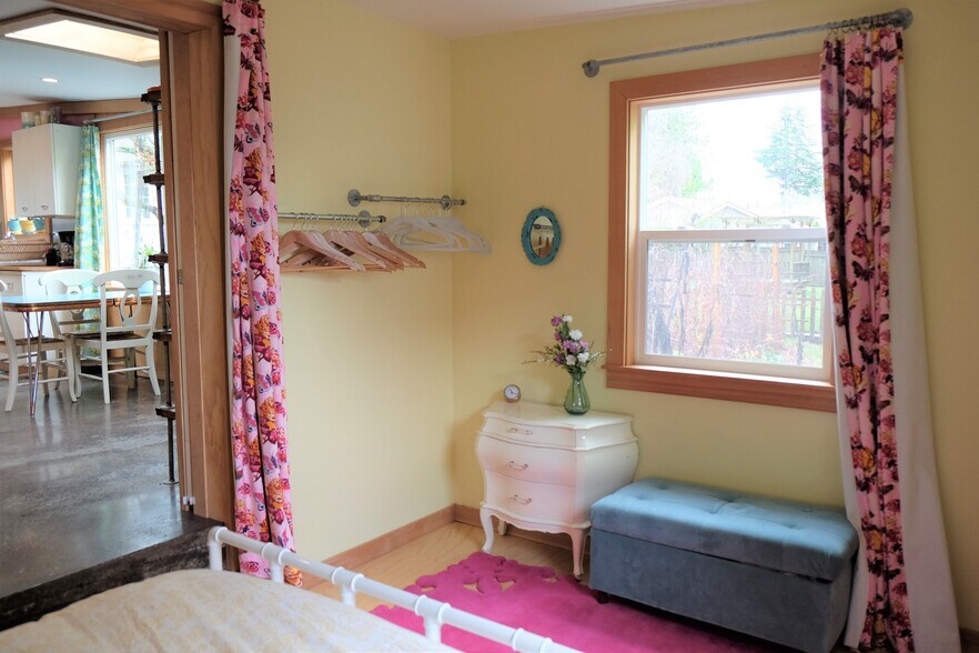 Building Photo - 10733 Phinney Ave N