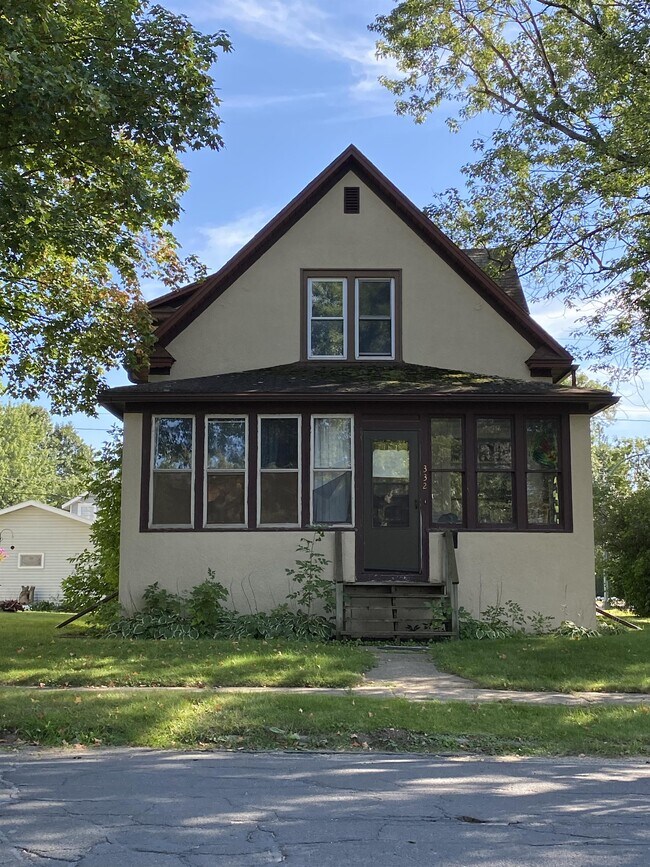 Building Photo - 1102 S 4th Ave W