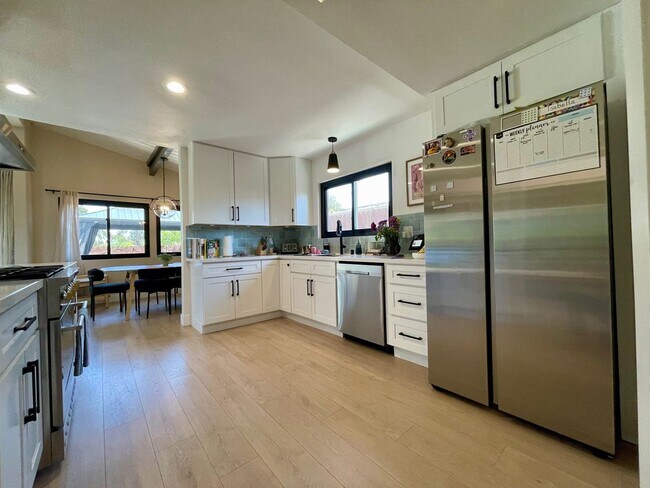 Building Photo - Gorgeous Mid century Modern home in San Carlos